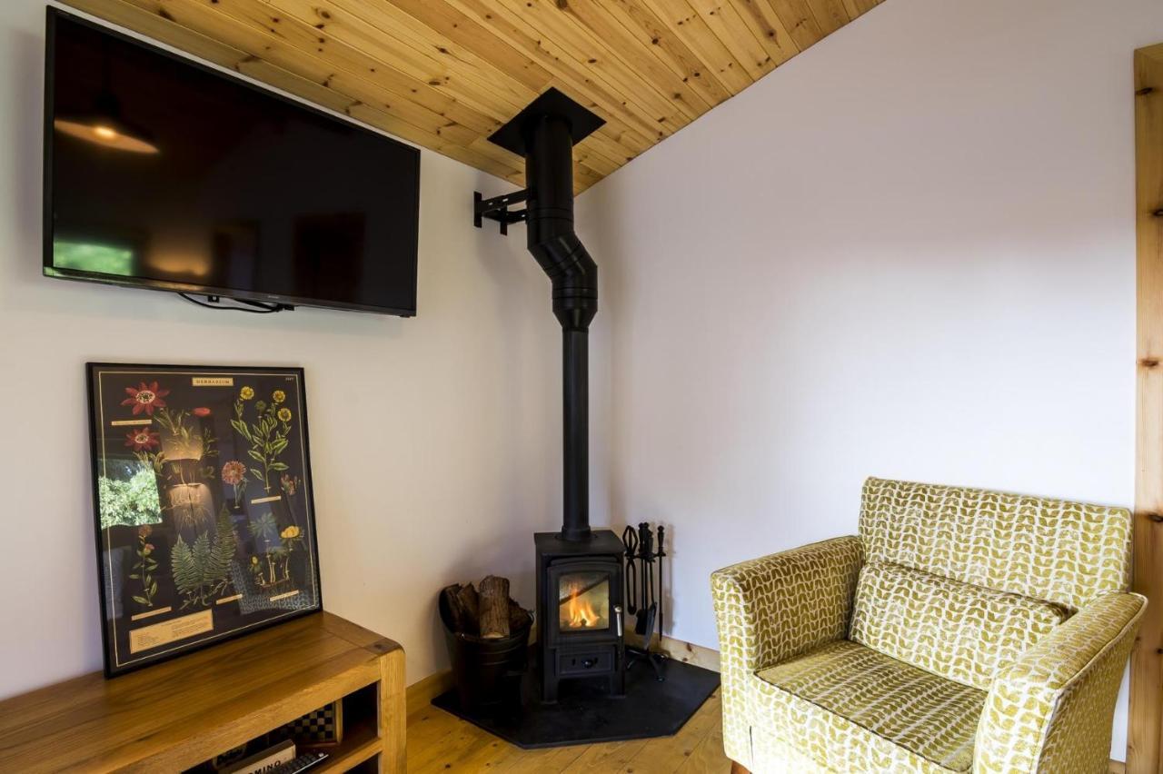 Fern Lodge - 2 Bedroom Log Cabin - Saint Florence - Tenby Bagian luar foto