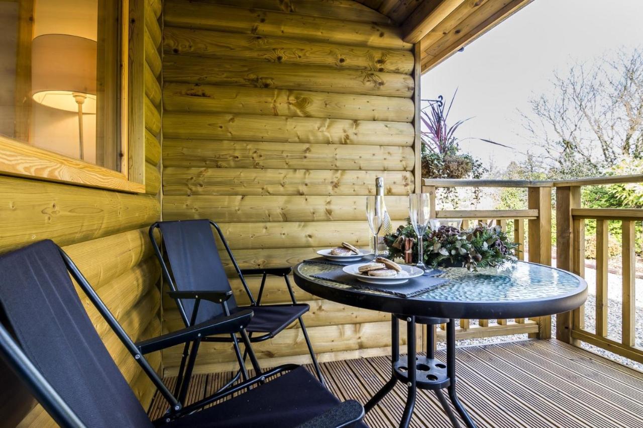 Fern Lodge - 2 Bedroom Log Cabin - Saint Florence - Tenby Bagian luar foto